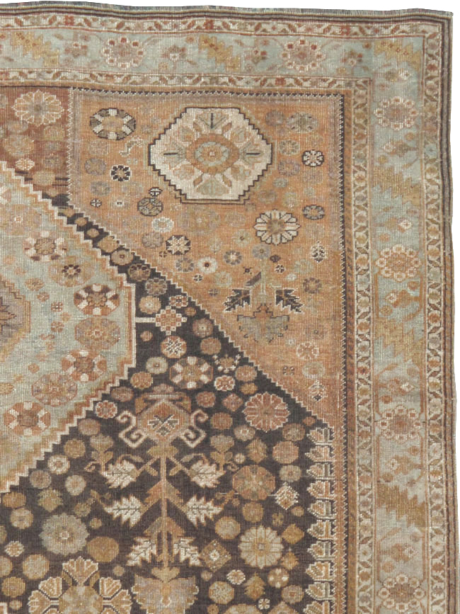Antique Persian Shiraz Rug, No.22496 - Galerie Shabab