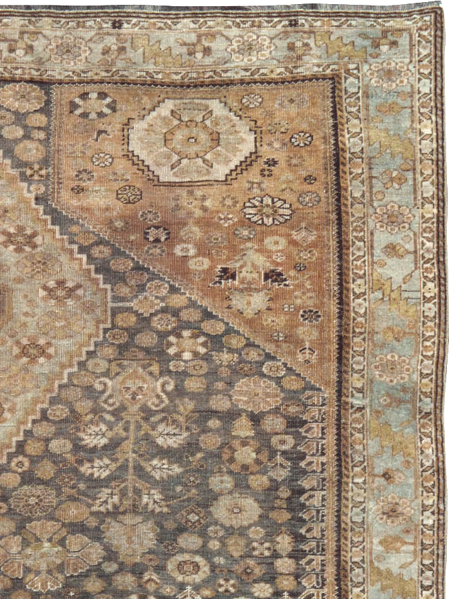 Antique Persian Shiraz Rug, No.22496 - Galerie Shabab