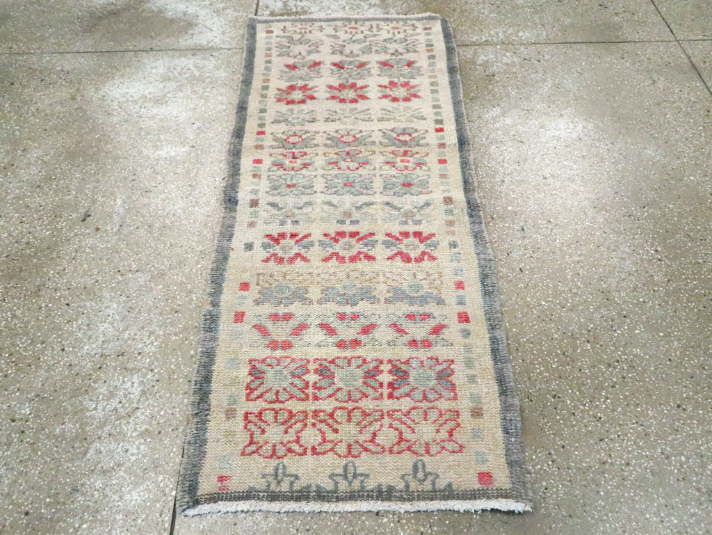 Vintage Turkish Anatolian Throw Rug, No.22649 - Galerie Shabab