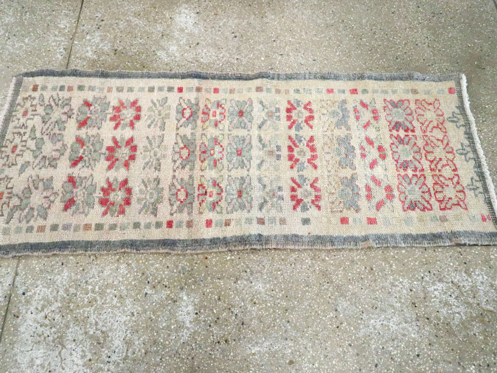 Vintage Turkish Anatolian Throw Rug, No.22649 - Galerie Shabab