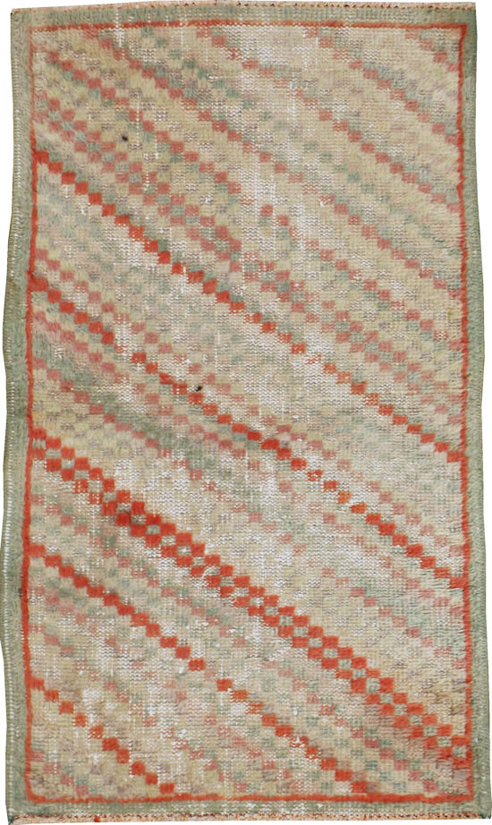 Vintage Turkish Anatolian Distressed Rug, No.22662 - Galerie Shabab