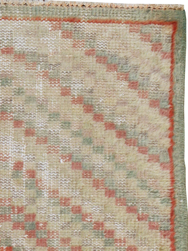 Vintage Turkish Anatolian Distressed Rug, No.22662 - Galerie Shabab