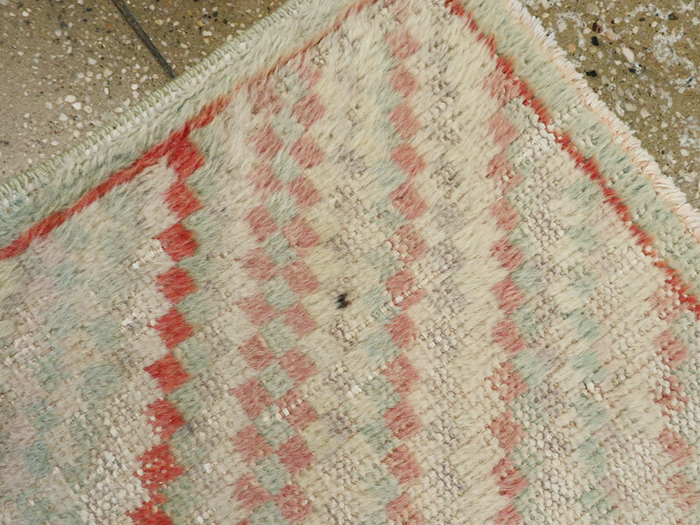 Vintage Turkish Anatolian Distressed Rug, No.22662 - Galerie Shabab