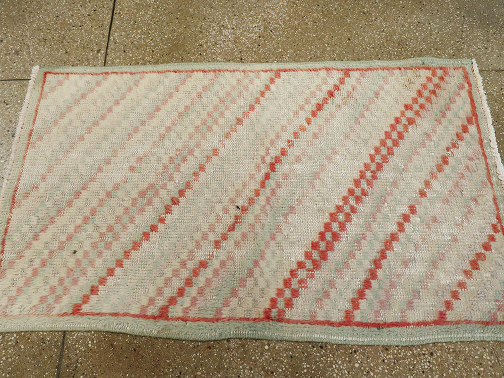 Vintage Turkish Anatolian Distressed Rug, No.22662 - Galerie Shabab