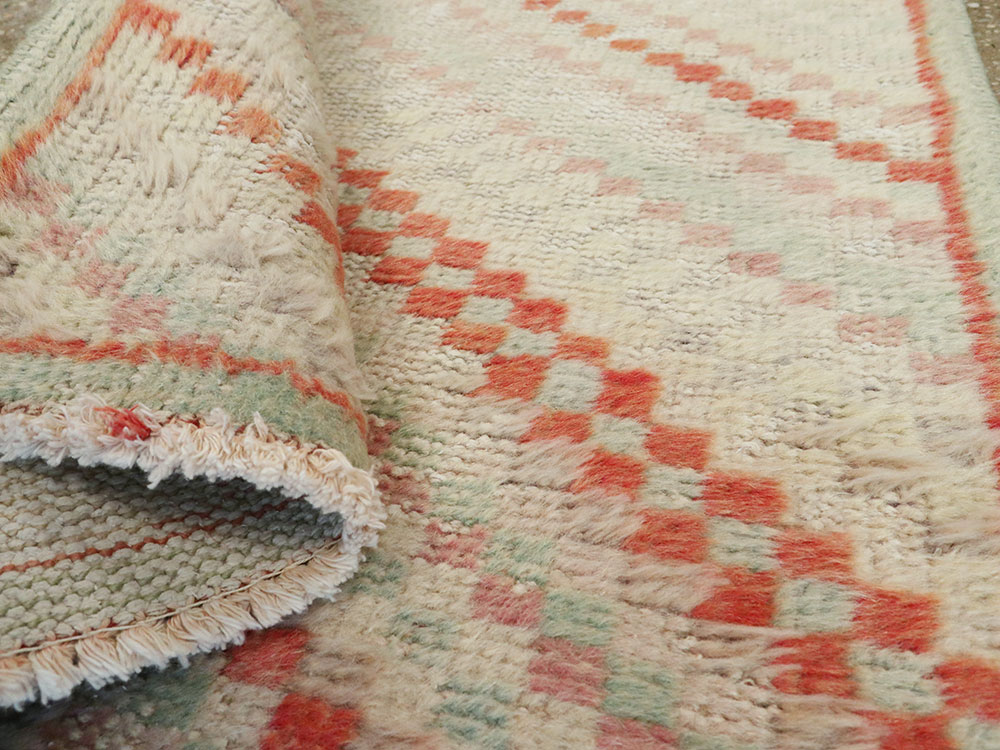 Vintage Turkish Anatolian Distressed Rug, No.22662 - Galerie Shabab