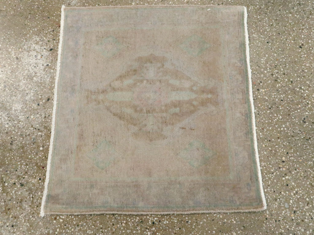 Vintage Persian Shiraz Rug (Pair: 2 of 2), No.22706 - Galerie Shabab