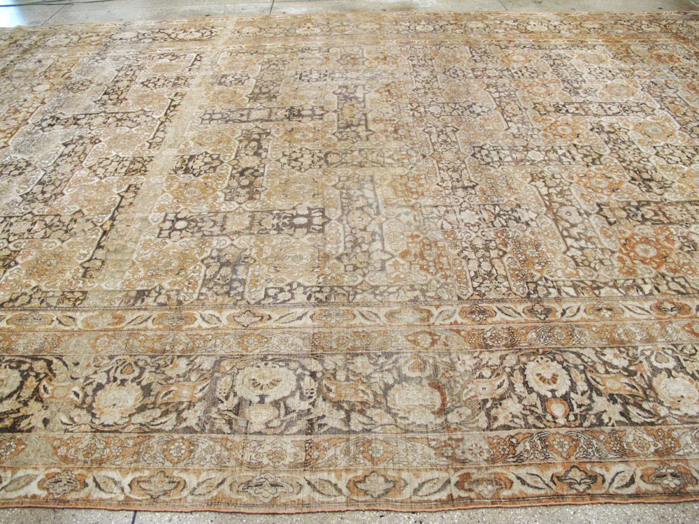 Antique Persian Isfahan Carpet, No.22808 - Galerie Shabab