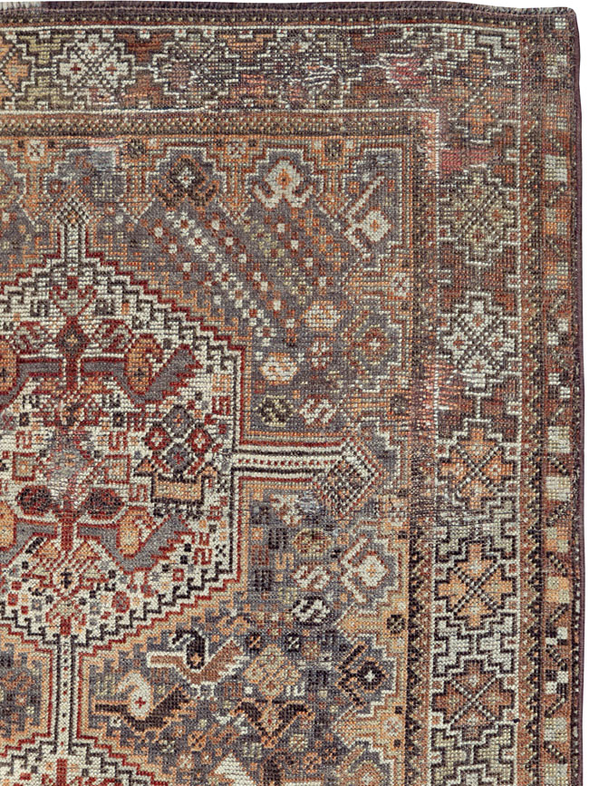 Antique Persian Shiraz Rug, No.23063 - Galerie Shabab