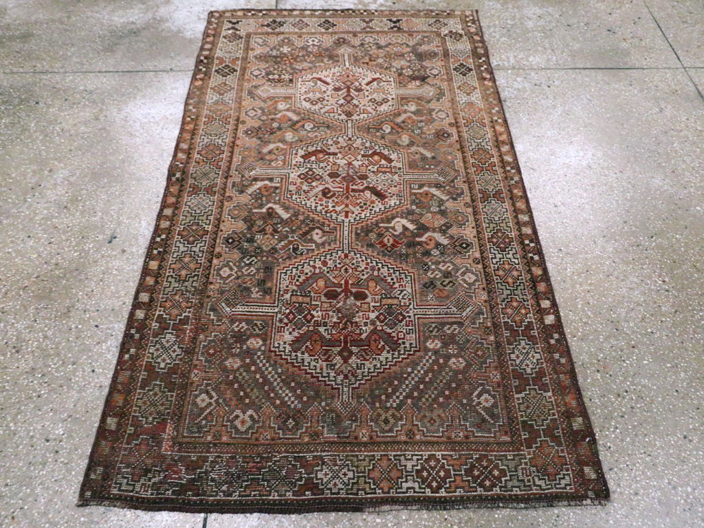 Antique Persian Shiraz Rug, No.23063 - Galerie Shabab