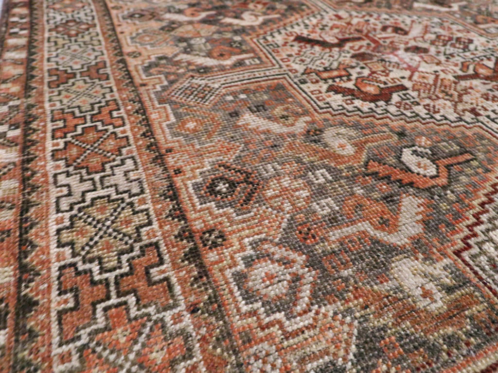 Antique Persian Shiraz Rug, No.23063 - Galerie Shabab