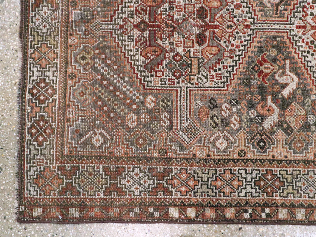Antique Persian Shiraz Rug, No.23063 - Galerie Shabab