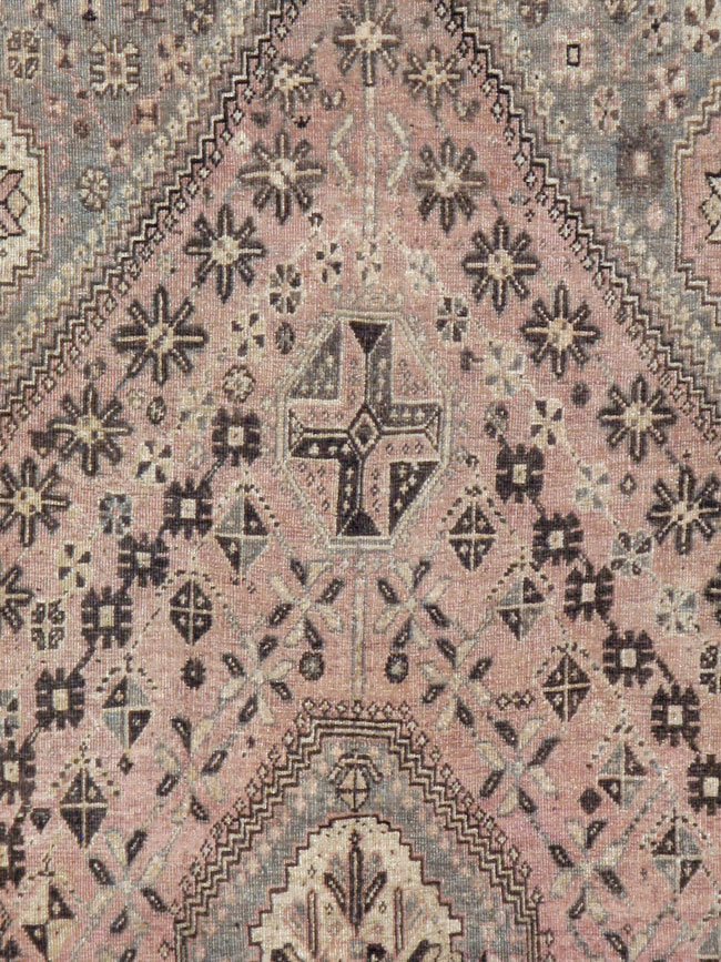Antique Persian Shiraz Rug, No.23064 - Galerie Shabab