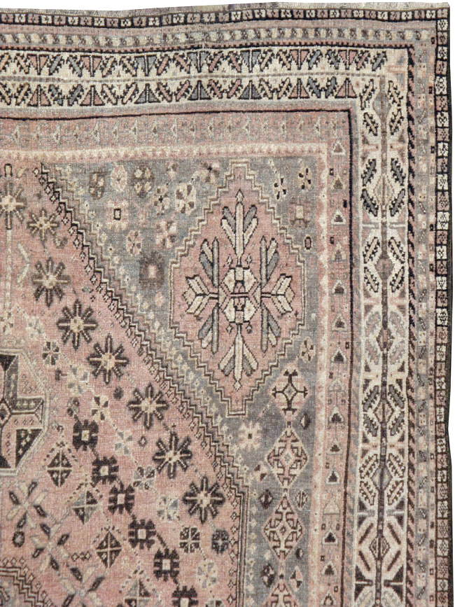 Antique Persian Shiraz Rug, No.23064 - Galerie Shabab