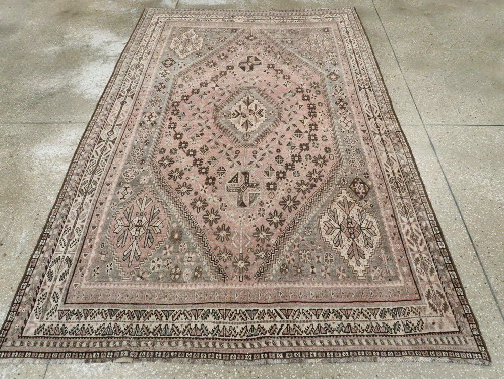 Antique Persian Shiraz Rug, No.23064 - Galerie Shabab