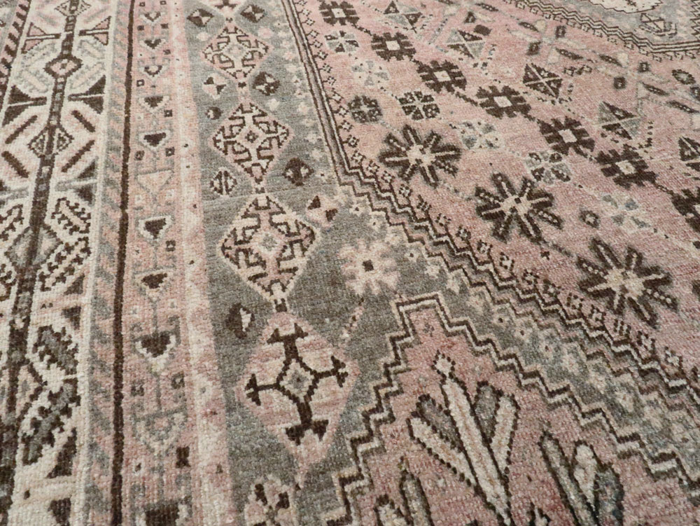 Antique Persian Shiraz Rug, No.23064 - Galerie Shabab