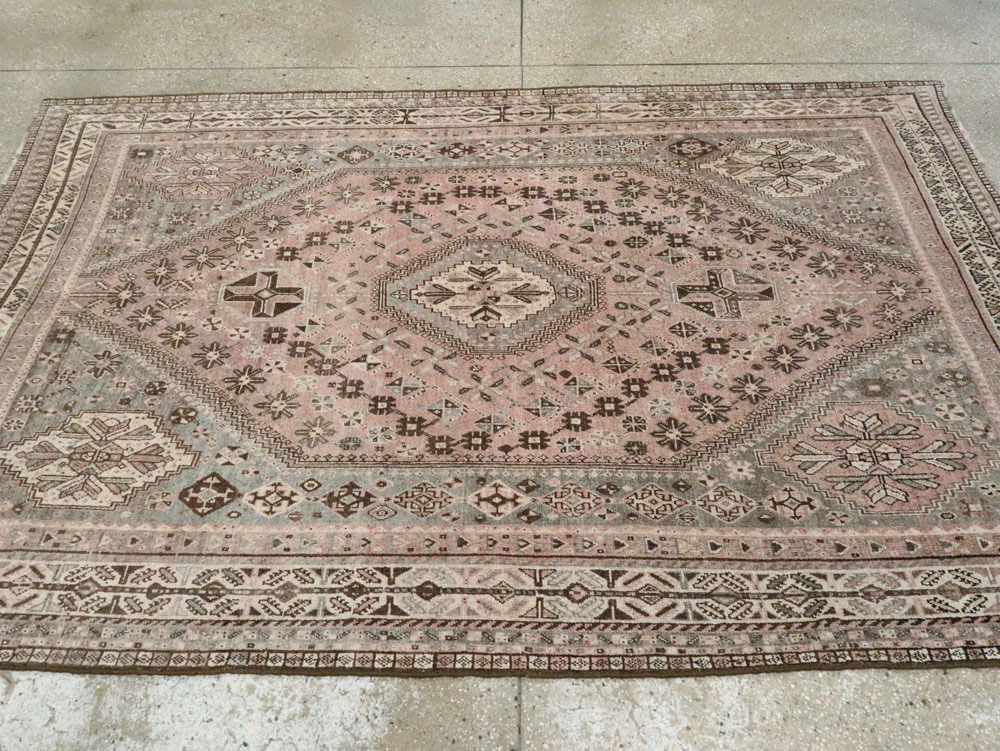 Antique Persian Shiraz Rug, No.23064 - Galerie Shabab