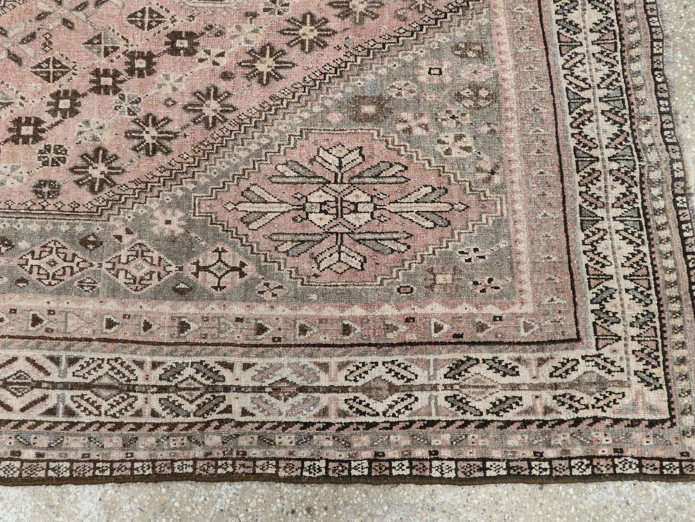 Antique Persian Shiraz Rug, No.23064 - Galerie Shabab