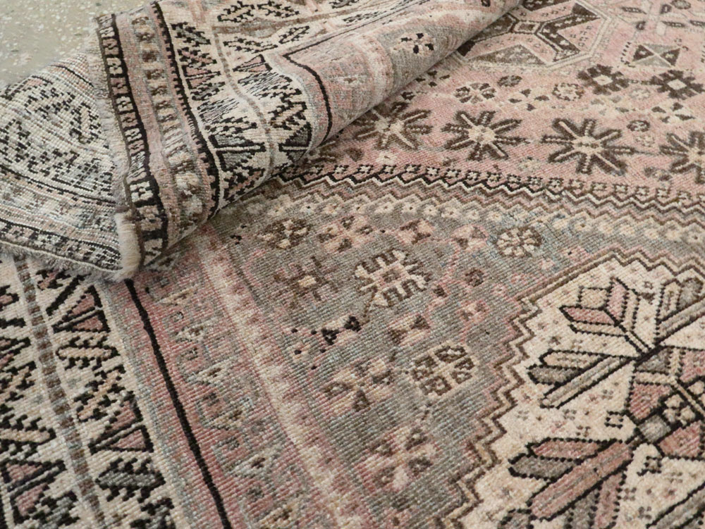 Antique Persian Shiraz Rug, No.23064 - Galerie Shabab