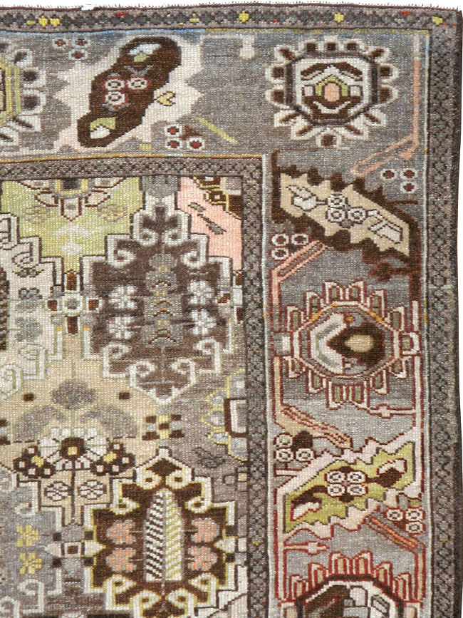 Antique Persian Bakhtiari Rug, No.23107 - Galerie Shabab