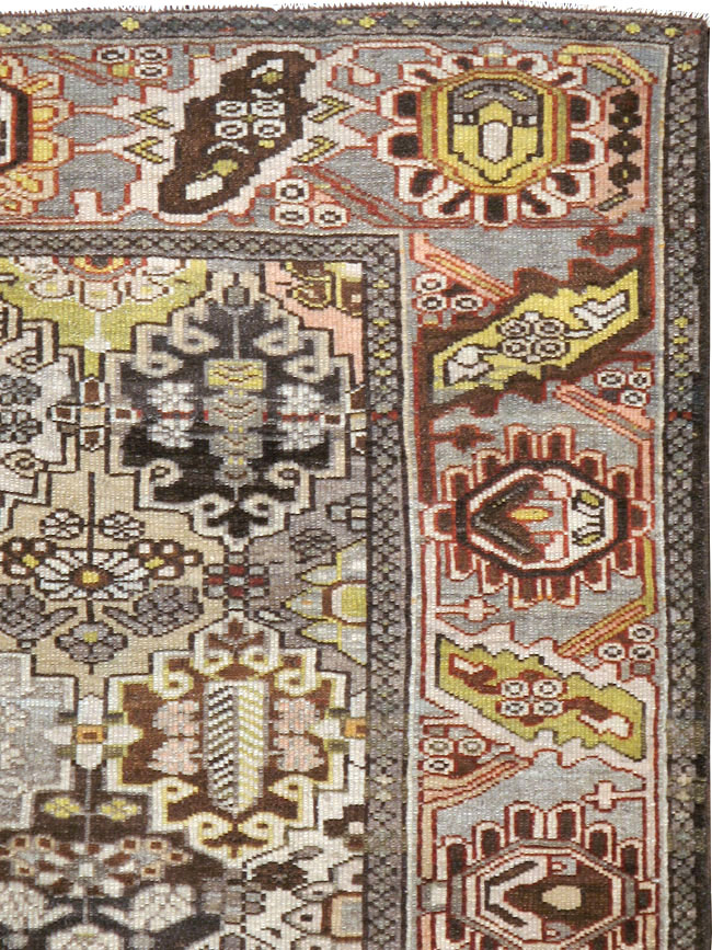 Antique Persian Bakhtiari Rug, No.23107 - Galerie Shabab