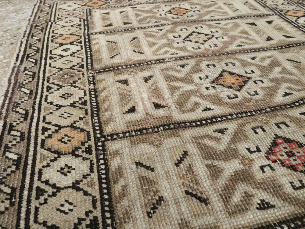 Antique Caucasian Shirvan Square Rug, No.23230 - Galerie Shabab
