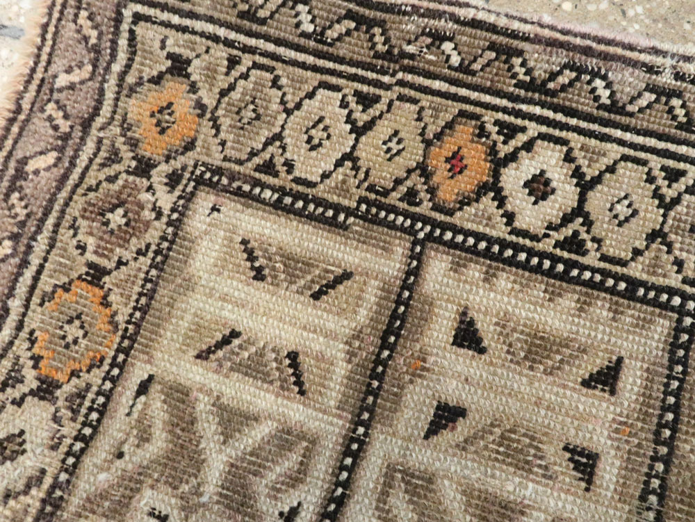 Antique Caucasian Shirvan Square Rug, No.23230 - Galerie Shabab
