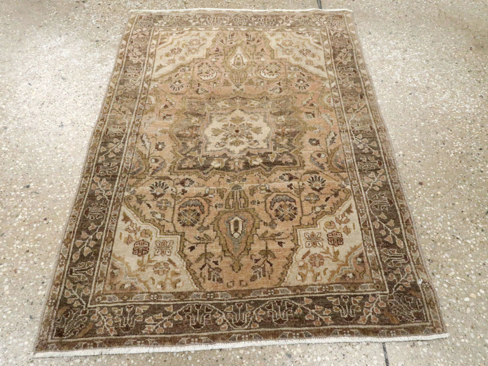 Antique Persian Sarouk Rug, No.23326 - Galerie Shabab