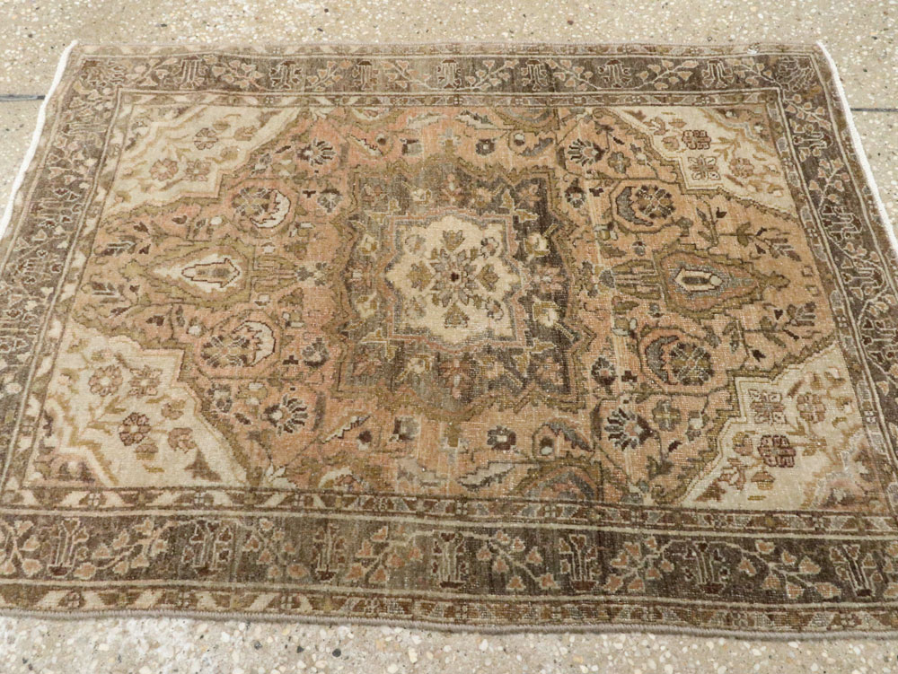 Antique Persian Sarouk Rug, No.23326 - Galerie Shabab