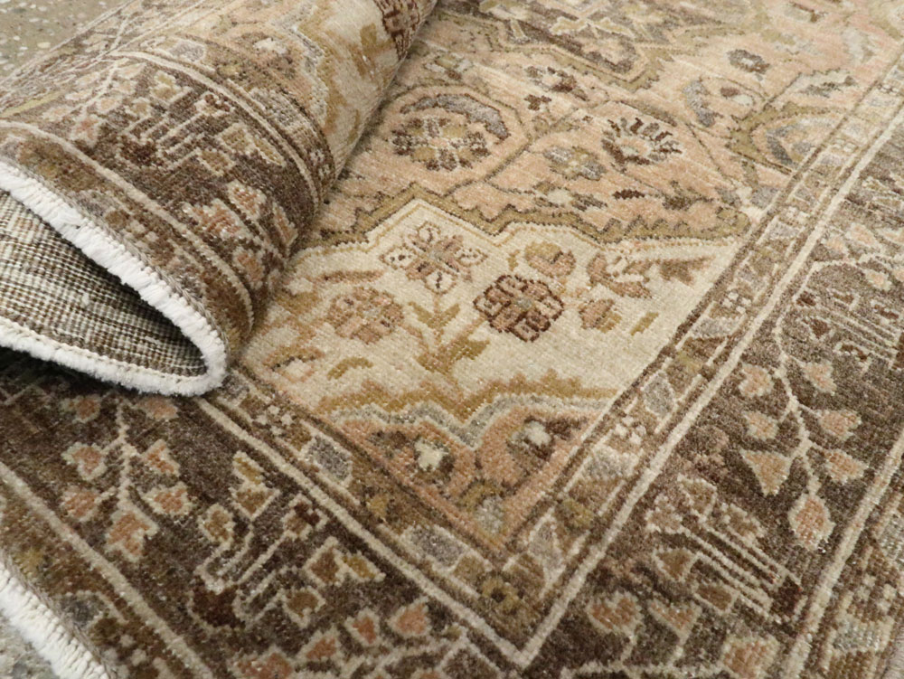 Antique Persian Sarouk Rug, No.23326 - Galerie Shabab