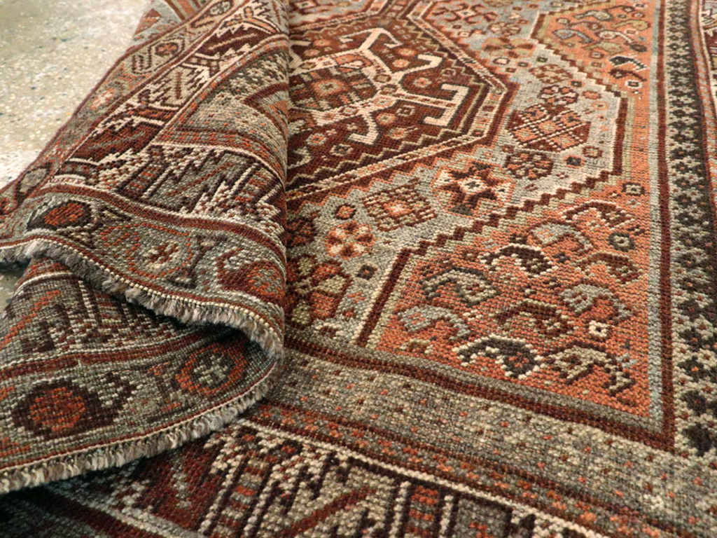 vintage Persian Shiraz Rug, No.23356 - Galerie Shabab