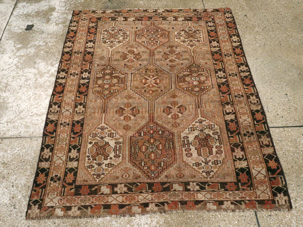 Vintage Persian Shiraz Rug, No.23380 - Galerie Shabab