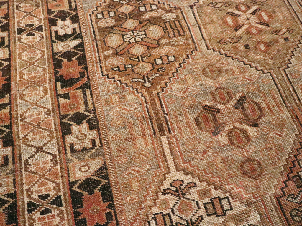 Vintage Persian Shiraz Rug, No.23380 - Galerie Shabab