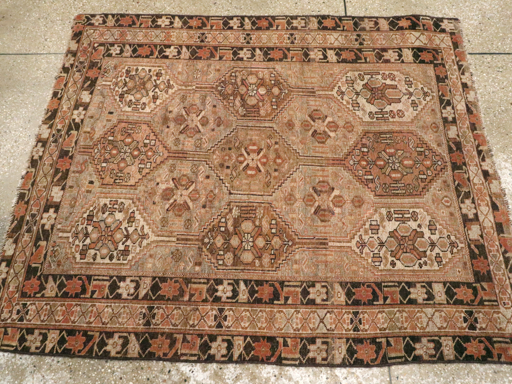 Vintage Persian Shiraz Rug, No.23380 - Galerie Shabab