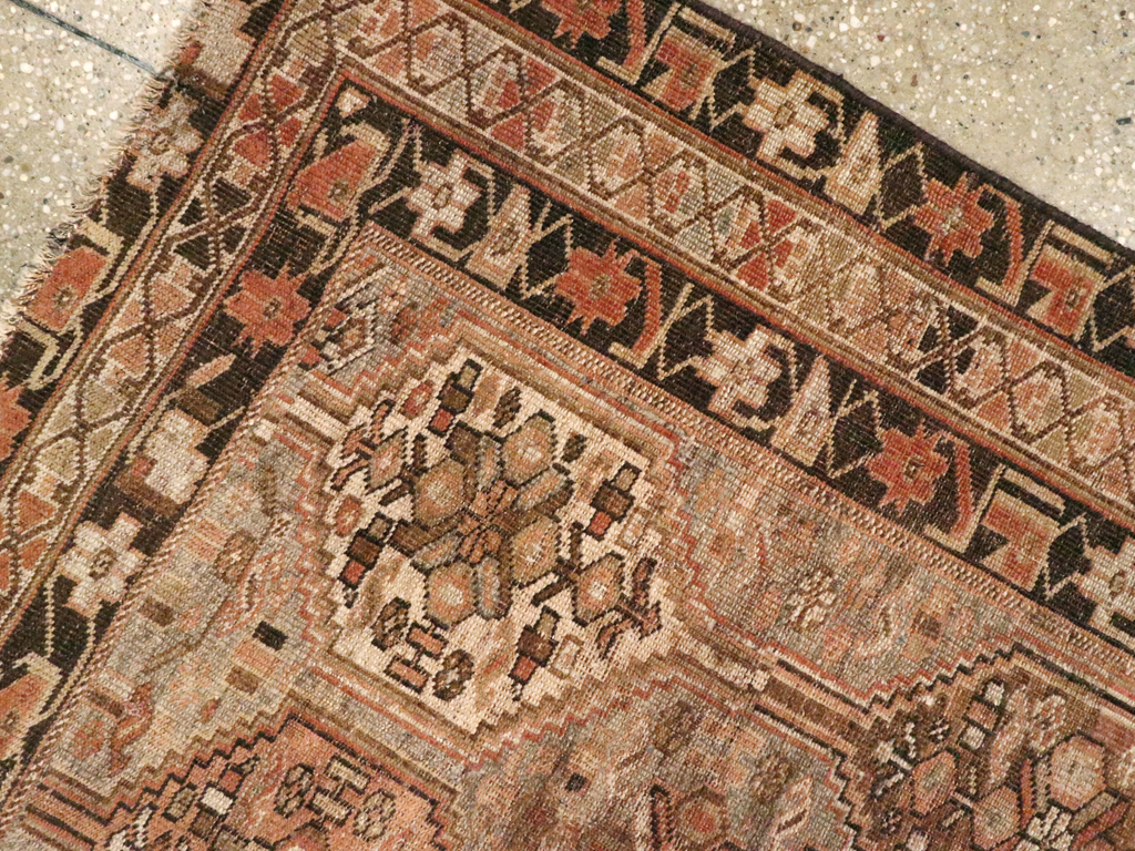 Vintage Persian Shiraz Rug, No.23380 - Galerie Shabab