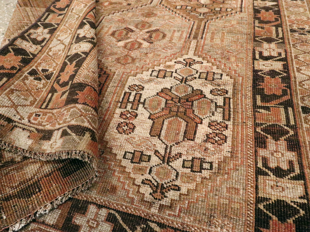 Vintage Persian Shiraz Rug, No.23380 - Galerie Shabab