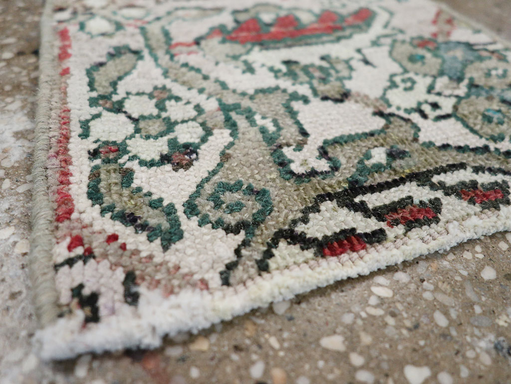 Vintage Persian Heriz Throw Rug, No.23441 - Galerie Shabab
