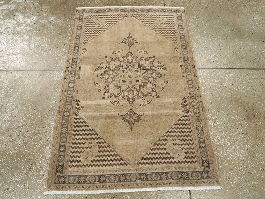 Antique Persian Tabriz Rug, No.23452 - Galerie Shabab