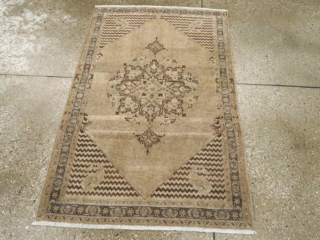 Antique Persian Tabriz Rug, No.23452 - Galerie Shabab