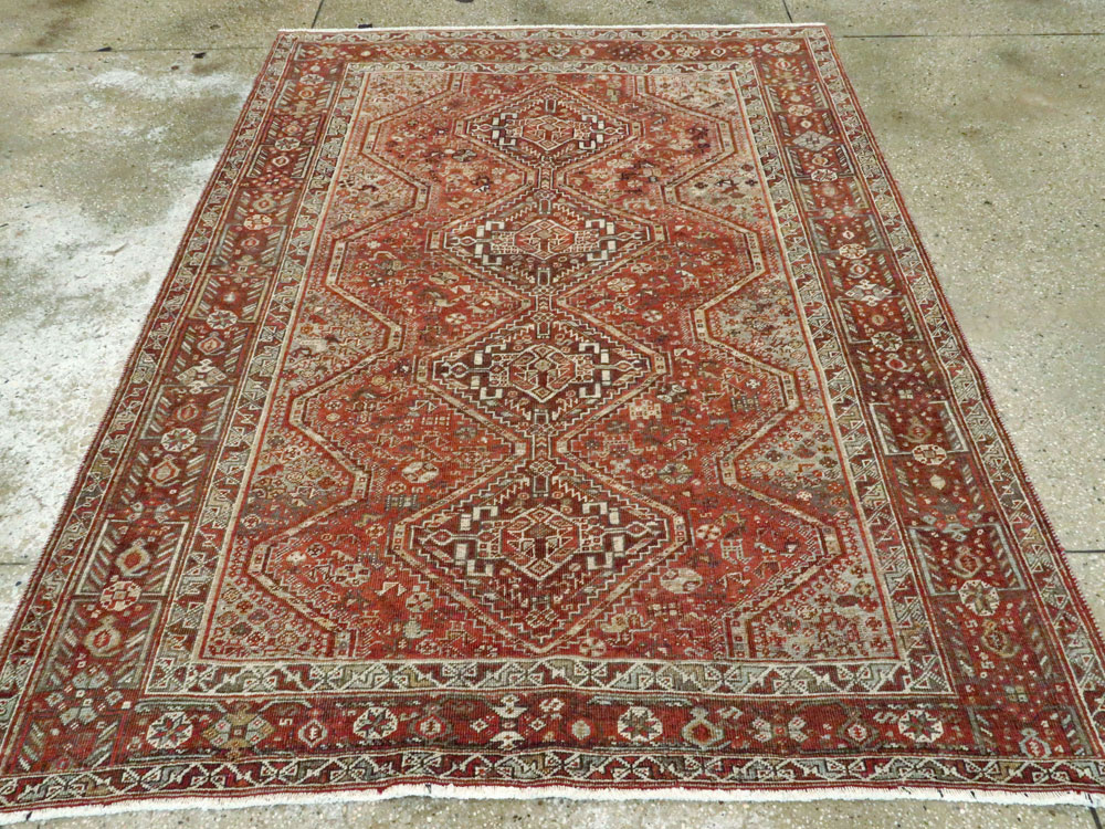 Antique Persian Shiraz Rug, No.23575 - Galerie Shabab