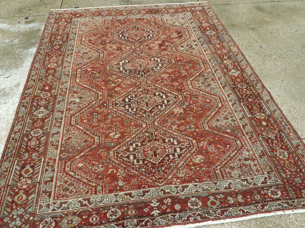Antique Persian Shiraz Rug, No.23575 - Galerie Shabab