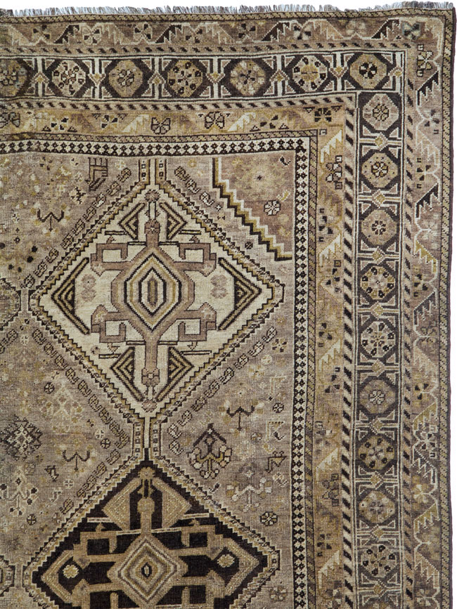 Antique Persian Shiraz Rug, No.24060 - Galerie Shabab