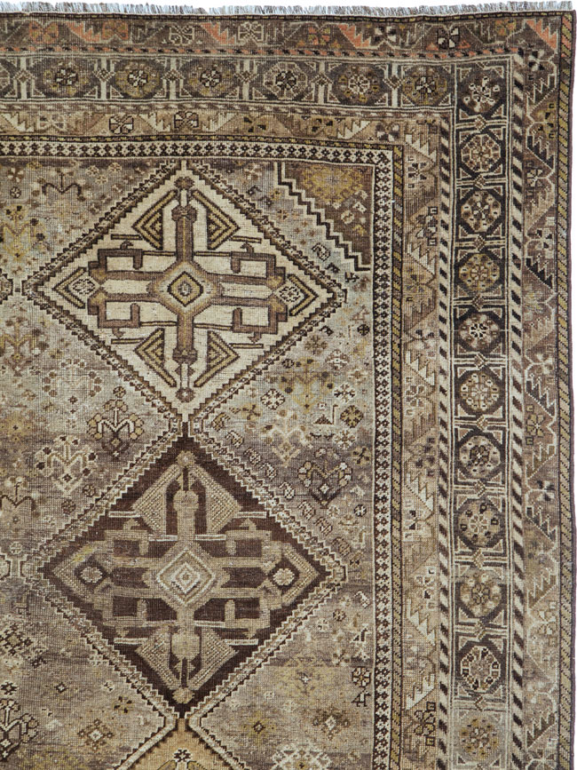 Antique Persian Shiraz Rug, No.24060 - Galerie Shabab