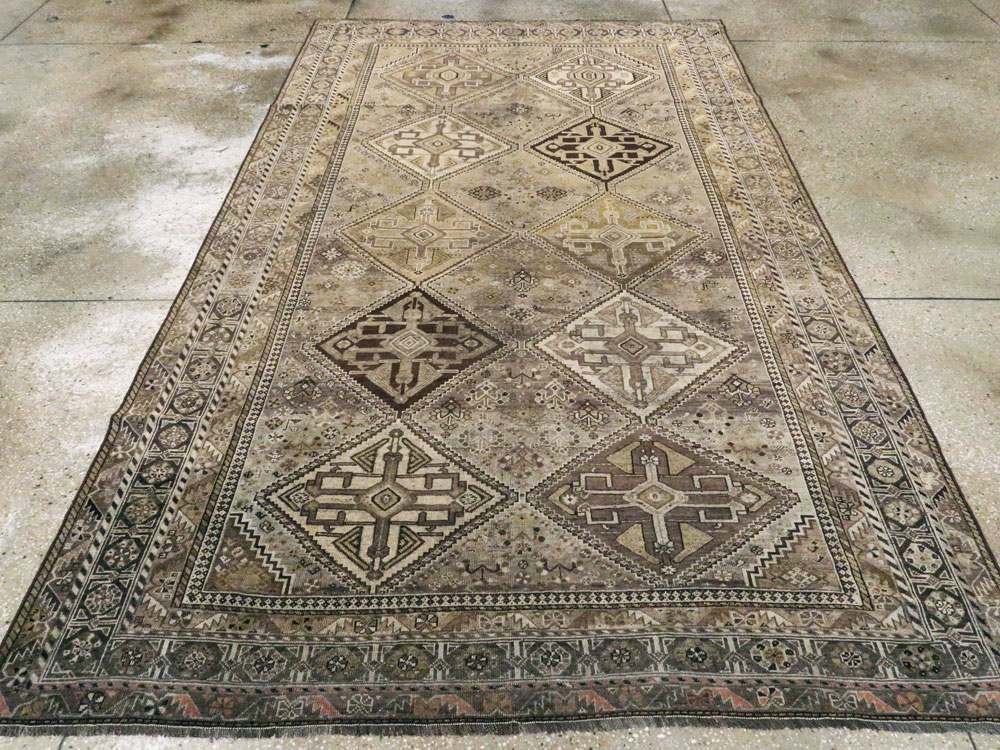Antique Persian Shiraz Rug, No.24060 - Galerie Shabab