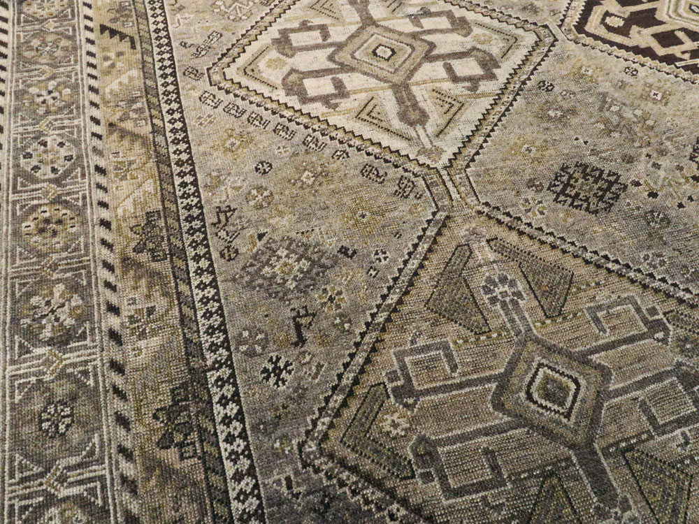 Antique Persian Shiraz Rug, No.24060 - Galerie Shabab