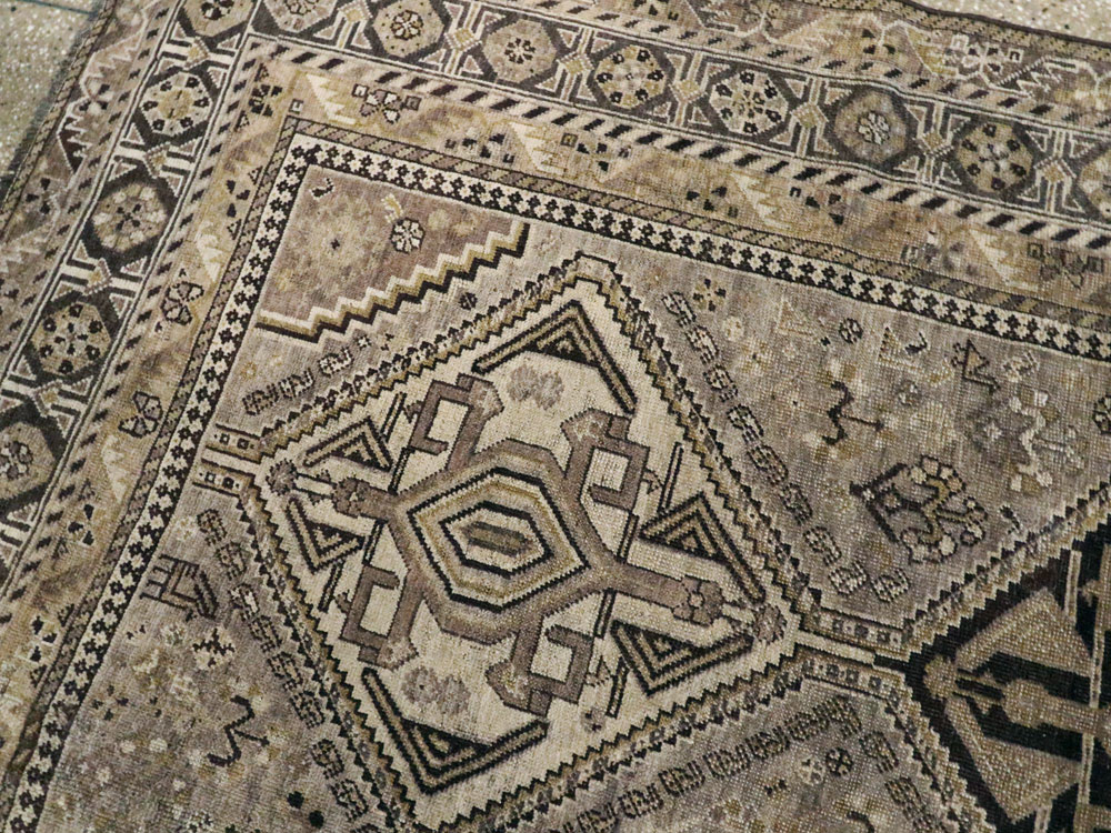 Antique Persian Shiraz Rug, No.24060 - Galerie Shabab