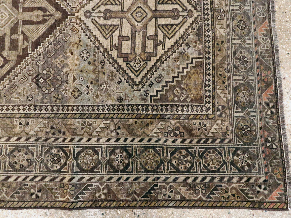 Antique Persian Shiraz Rug, No.24060 - Galerie Shabab