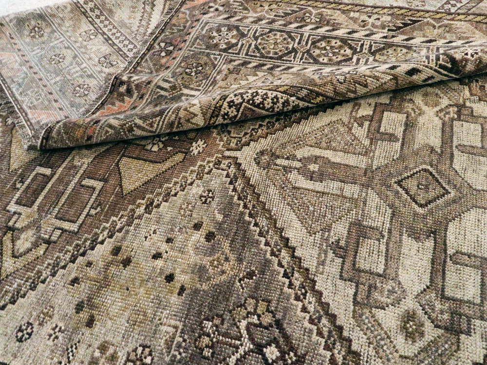Antique Persian Shiraz Rug, No.24060 - Galerie Shabab