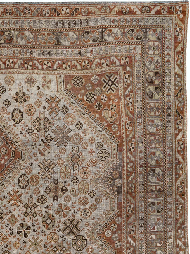 Antique Persian Shiraz Carpet, No.24061 - Galerie Shabab