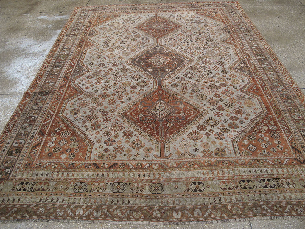 Antique Persian Shiraz Carpet, No.24061 - Galerie Shabab