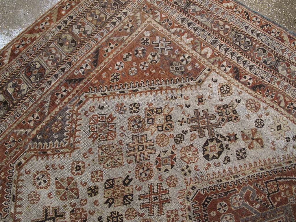 Antique Persian Shiraz Carpet, No.24061 - Galerie Shabab